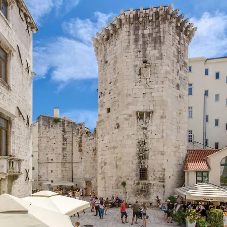 Jacuzzi Sky 公寓 *